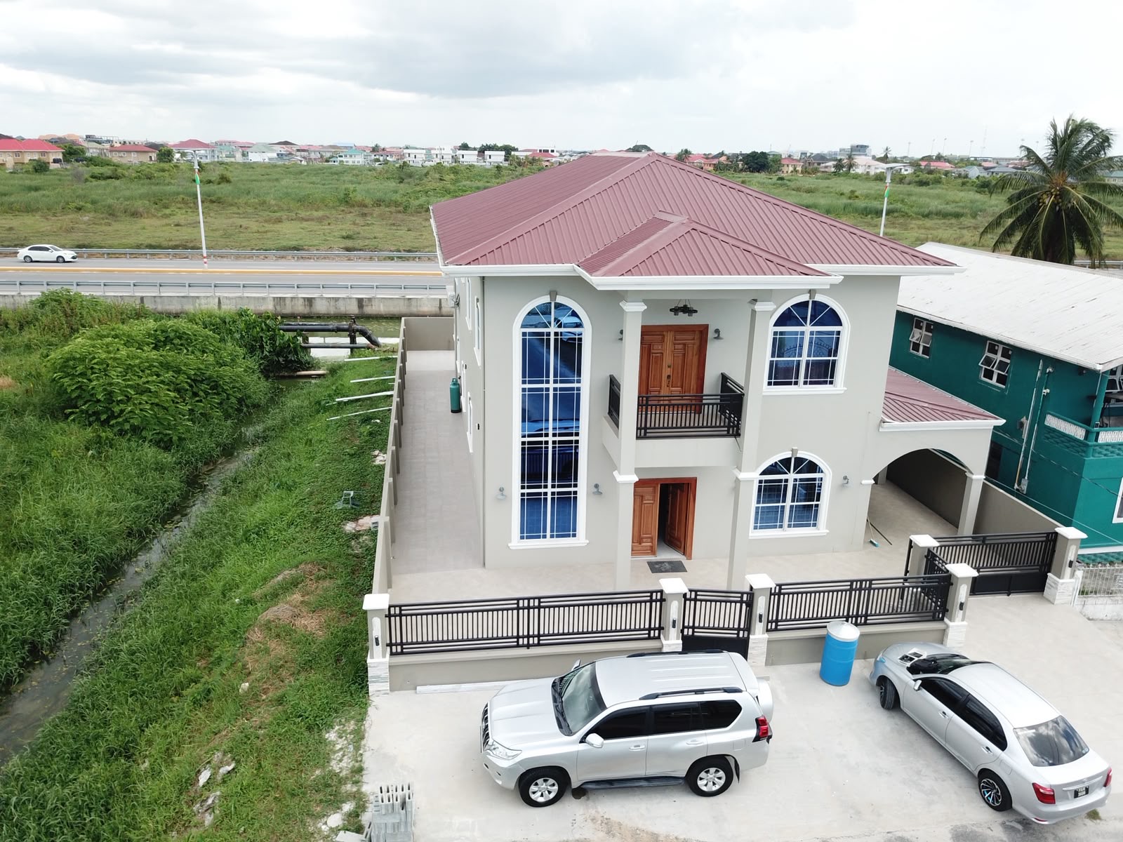 Luxurious Living: Spacious 4-Bedroom Home with Hot Water Amenities