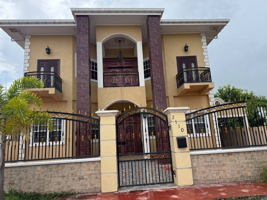 Luxurious 4-Bedroom Home in Providence